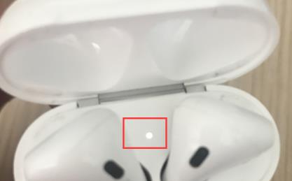 AirPods重置按钮位置特写